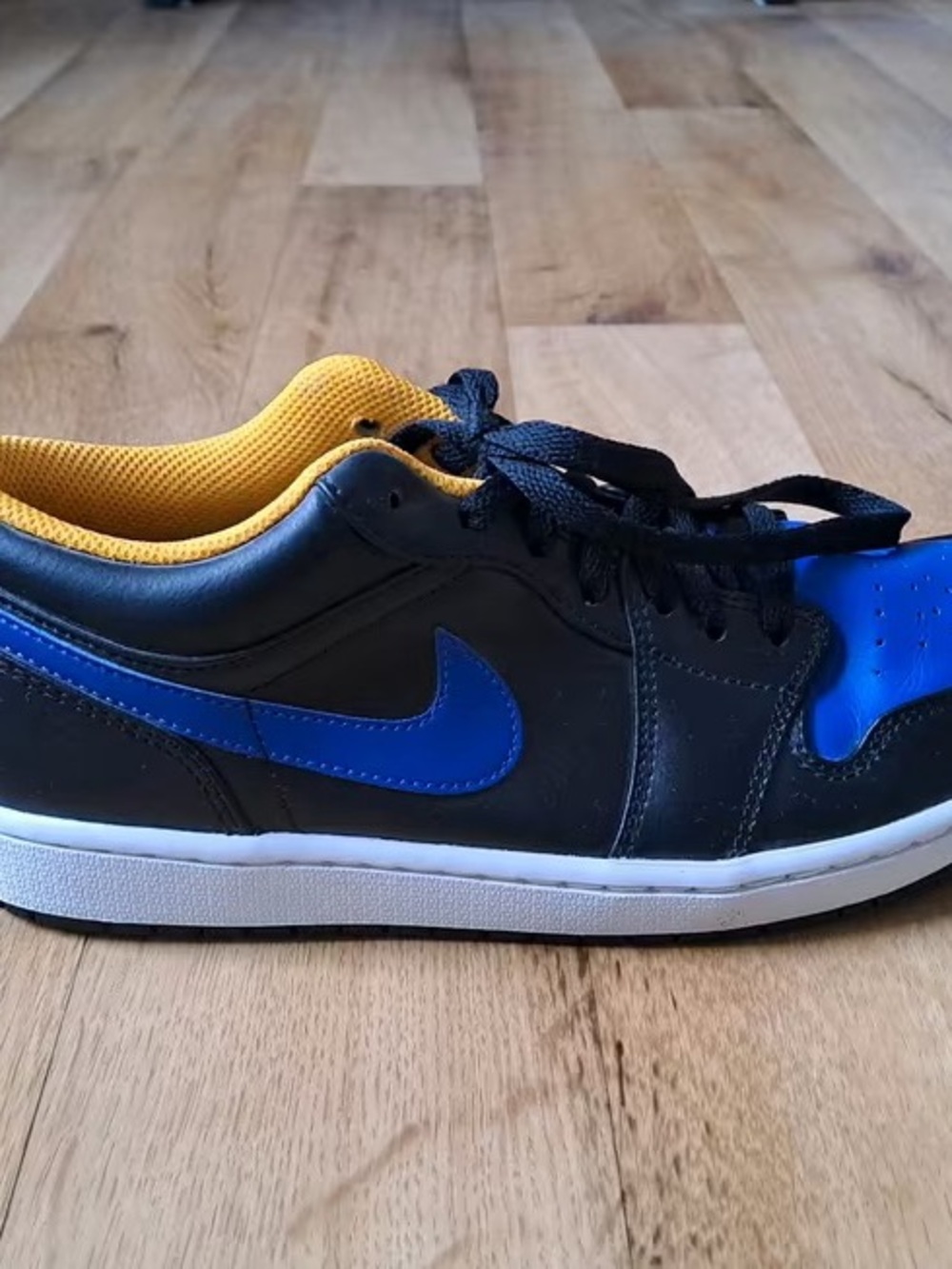 Nike Men’s Low-Top Sneaker in Black, Blue and Yellow
